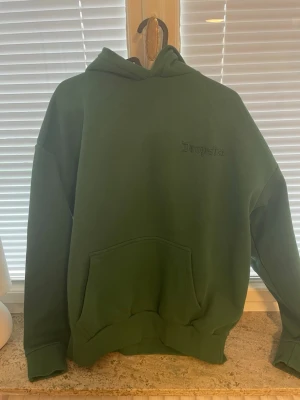 Grön hoodie dropsize S - Säljer en grön hoodie från dropsize i storlek S. Aldrig använd. Nypris 600 kr