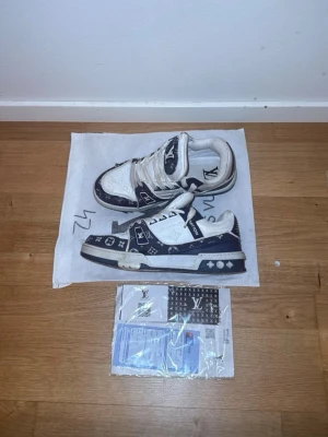 Snygga blå & vita skor. - Säljer ett par blå & vita skor som är i bra skick. Skriv om ni vill pruta