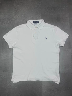 Ralph Lauren piké  - Säljer en Ralph Lauren piké i klassisk vit färg. 🧵 Märke: Ralph Lauren 👕 Storlek: Medium 🎨 Färg: Vit 📌 Design: Klassisk pikétröja 📍 Skick: Mycket bra, se bilder!  Beskrivning: • Tidlös och stilren piké från Ralph Lauren • Klassisk krage med knäppning framtill • Bekväm och luftig – perfekt för vår och sommar • Inga fläckar, noppor eller skador (kontrollera bilder) • Lätt att matcha med jeans, chinos eller shorts