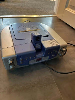 The Singing Machine KaraokeVision SMVG-658 - KaraokeVision SMVG-658 är ett komplett karaokesystem med inbyggd CDG-spelare och videokamera. Perfekt för karaoke hemma, med flera anslutningsmöjligheter och volymkontroller. Några ytliga repor och normalt bruksslitage, men i gott skick. Det som syns på bild följer med. Inga övriga kablar 