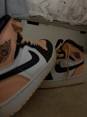 Nike Air Jordan 1 Peach/Black sneakers - Säljer ett par Nike Air Jordan 1, har använt dom typ 3 gånger annars är dom i bra form. 