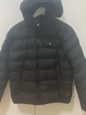 Gant vinter jacka 170 cm - Jag säljer en Gant vinter jacka i jätte bra skick för endast 999kr. Den kostar egentligen 2 400kr, men jag är snäll och låter dig få den för mycket billigare pris. Storlek 170 cm