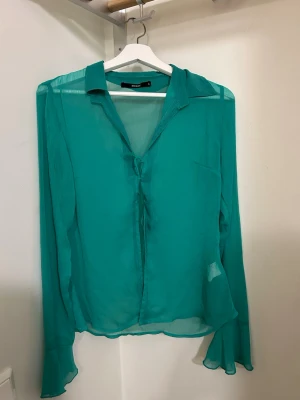 Grön blus - Grön blus från bikbok men snörning fram.