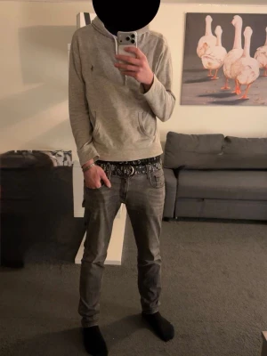 Ralph Lauren hoodie - Ljusgrå Ralph lauren hoodie. En sjysst relaxed tröja i lite tunnare mantrial