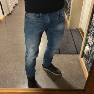Replay Jeans  - Unika Replay Jeans som passar väldigt bra till vintern! Replay Jenssen är Vintage, vilket gör dom unika! Storlek: W31 | L34 . Material: 100% bomull. A=41,5cm | B= 103cm . ❓Hör gärna av dig om du är osäker med storleken eller om du vill ha mer bilder!  👖