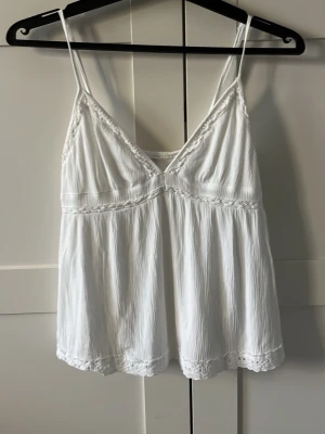 Blus - Säljer detta blus/linne från newyorker. Den är i strl M men skulle säga mer åt S. 