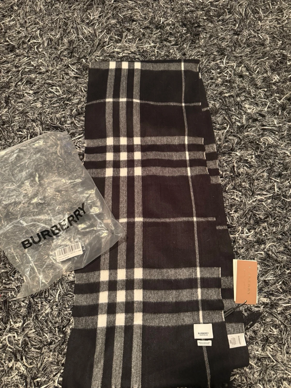 Svart Halsduk från Burberry