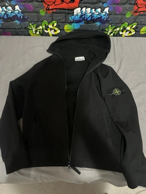 Stone island jacka - Säljer nu denna sällsynta stone island jacka, Det är en vindjacka med flis material inne som håller dig varm och den är i bra skick. köpt på vestiaire collective ungefär 4 månader sen och har varit väldigt bra omhändertagen. säljer då jag växt ur den jackan. har ni funderingar så slå en notis så svarar ja direkt! 