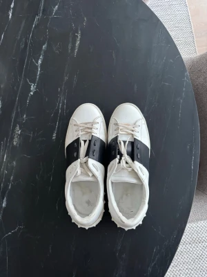Valentino Garavani vita sneakers - Ett par valentino skor i mycket fint skick. Stilren design som passar både till vardag och fest. Hör av dig vid frågor samt kan pris diskuteras!                                         