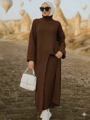 Lång stickad klänning set med kjol  - Elegant och bekväm lång stickad klänning i mjuk akryl. Klänningen har en matchande stickad underkjol som ger ett fint fall och extra komfort. Perfekt både till vardag och mer uppklädda tillfällen beroende på hur du stylar den. Skön, varm och följsam. Tidlös design som aldrig går ur stil. Tillverkad i Turkiet.Finns i tre färger: beige, brun och vinröd