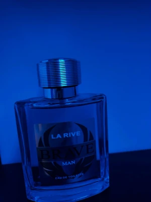 La rive brave  - Säljer en la rive parfym, har ganska mycket kvar i sig och den är billig