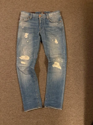 Jeans från Tramarossa - Tjena! Säljet ett par riktigt schyssta jeans från Tramarossa | Skick: mycket bra | Size: W30 | En av jeansen ”extra” knappar är borta | Kanske de fetaste Tramarossa jeansen på marknaden så passa på nu | Bara att höra av er vid minsta lilla!