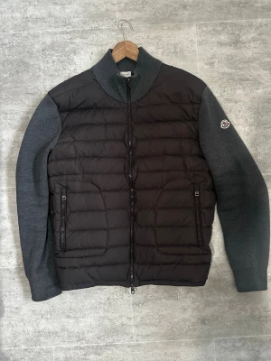 Moncler Cardigan tricot - Jackan är i guldskick och har knappt använts, bara under speciella events.  Jackan har inga tecken på användning!! Kontakta för ytterligare frågor.