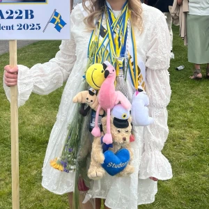 Långärmad studentklänning - Säljer denna superfina studentklänning som jag har på mig på bilden fast i storlek 44. Helt oanvänd, endast testad!