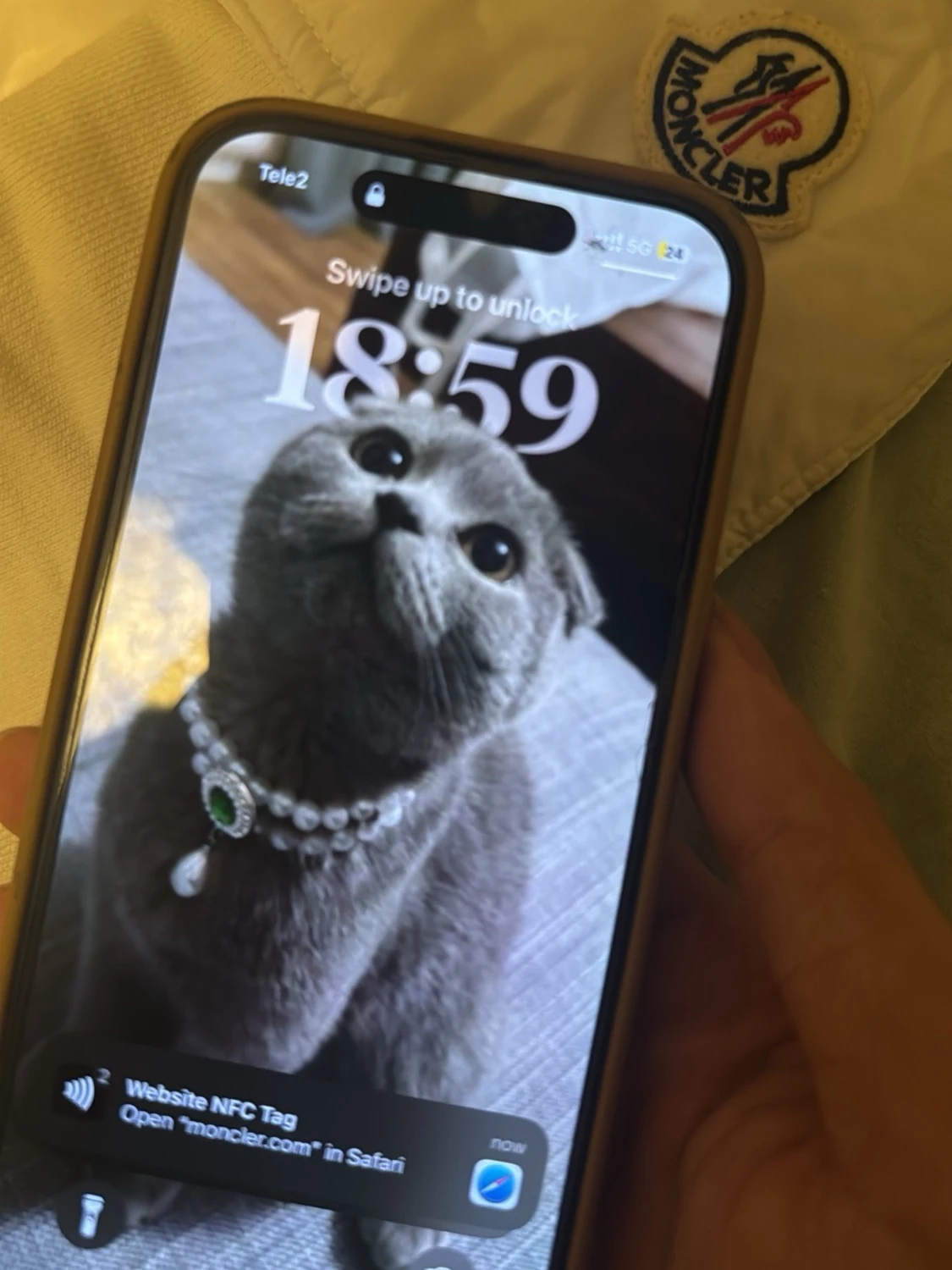 Vit pufferjacka med huva från Moncler - 1