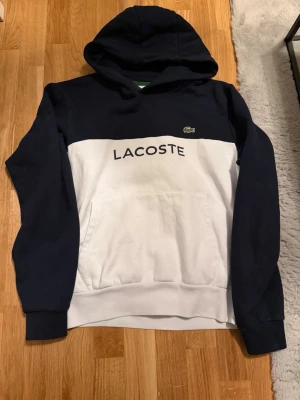 Lacoste hoddie  - Hej säljer denna Lacoste hoddie i ny skick. 