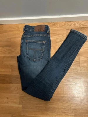 Blåa tiger of sweden jeans - storlek 30/32 - Säljer ett par av mina gamla jeans som jag har växt ut använt försiktigt i storlek 30 bredd och 32 längd