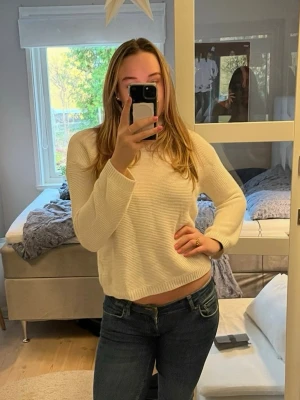 Vit stickad tröja - Säljer denna snygga vita stickade tröja från hm som köptes för länge sedan 🙌🏼storlek M och har använts ett fåtal gånger