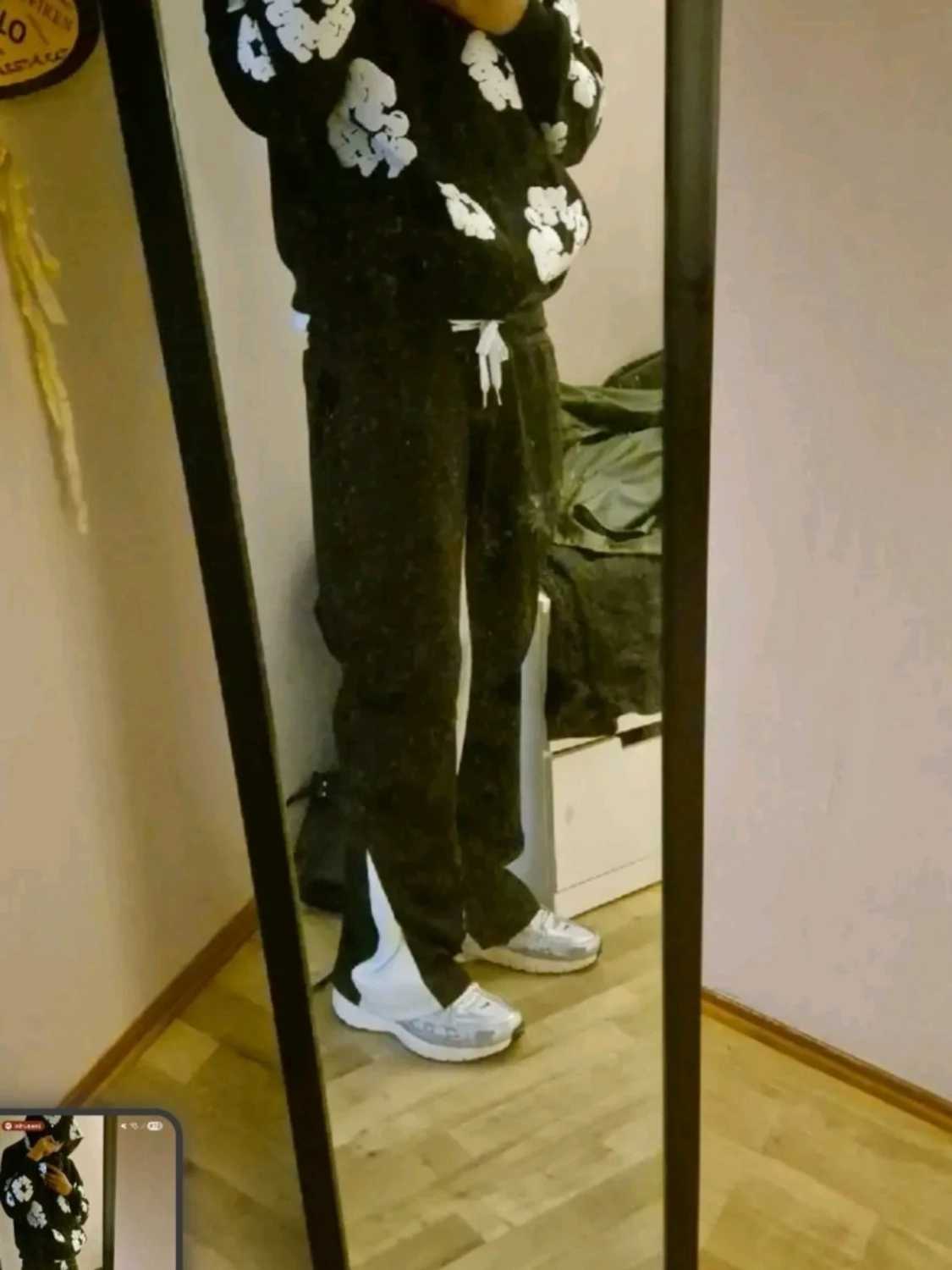 Svarta flared mjukisbyxor med vita detaljer - 2