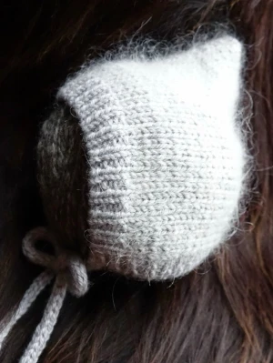 Handstickad babymössa i merinoull  - Handstickad babymössa i merinoull, mohair och silke.   Kanterna runt ansiktet och nacken är gjorda i merinoull för att behålla extramjuk känsla just där. I resterande delen är det merinoull, mohair och silke för extra värme. Storlek 0-3 månader.   Garnerna är Oeko-tex. Sista bilden är på de färger som jag har hemma, ni är välkomna att kontakta mig ifall ni önskar annan färg/storlek/fiber☀️