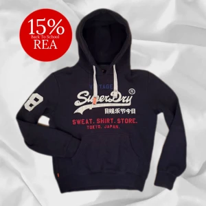 Superdry Hoodie - Snygg Hoodie från Superdry i Mörkblå, storlek M men sitter större i storleken! – enkel att matcha och skön att bära. Ett stilrent val, noggrant utvalt med omsorg av AM Clothing.  📩 Frågor? Hör gärna av dig! 📲 Följ oss här på Plick för fler uppdateringar. ♻️ Tack för att du handlar mer hållbart med AM Clothing!