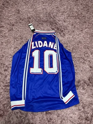 Frankrike Zidane tröja VM 98 - De är en S men lite för stor på mig är 173cm o väger 65kg beror på lite hur man gillar o ha den