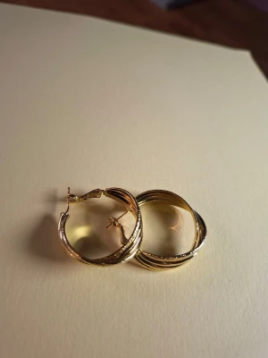 Guldiga tvinnade creoler örhängen - Fler fina accessoarer finns på min profil 💍  More exquisite accessories on my profile listings.