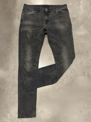 Nudie Jeans  - Säljer ett par mörk gråa jeans från nudie. Riktigt snygga jeans! Skriv vid frågor eller funderingar!