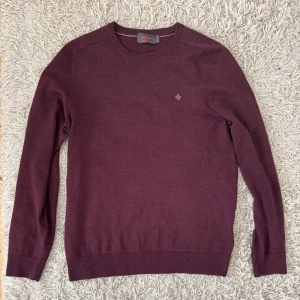 Morris merinoulls tröja - Morris tröja i riktigt bra skick || Tröjan är i 100% merinoull || Färgen är vinröd men ser lite ljusare ut på bild || Riktigt bra skick || Köpt på Nk i Stockholm för 1599kr
