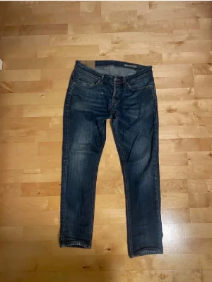Dondup jeans  - Dondup jeans George! Trendigaste jeansen på marknaden. Ny pris=4000kr Säljs för endast 799! Jeansen har original slitningar och färg från fabriken vilket är väldigt eftertraktat och populärt:) 