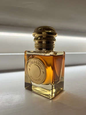 Burberry Goddess parfym - Lyxig parfym från Burberry. Knappt änvänt, men säljer billigt!💗30ml