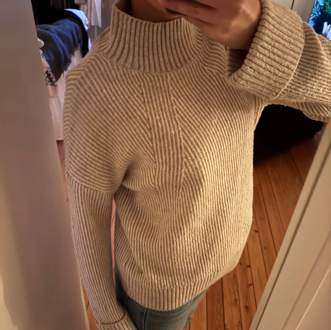 Beige ribbstickad polotröja - 1