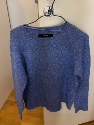Blå stickad tröja från Vero Moda - söt stickad tröja från veromoda! varan är nopprig. 