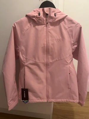 Helt ny rosa Everest jacka - Snygg och funktionell jacka från Everest i en fin rosa färg. Jackan är helt ny och oanvänd, fortfarande med tagg kvar. Perfekt som skidjacka, höst och vår jacka. Vind- och vattenavvisande med huva.  Jag kan posta paketet samma dag eller dagen efter!   Skicka gärna meddelande vid frågor eller om du vill ha fler bilder 💕