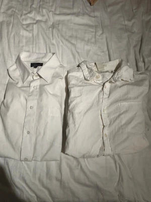 2 skjortor i L - En skjorta från admiral och en från H.M. Båda i storlek L. Detta är paketet där man kan köpa båda. Går att köpa induviduellt i min profil. 
