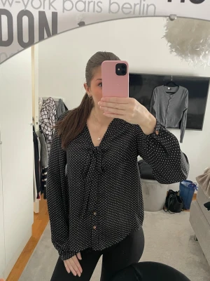 Prickig blus - Prickig blus från Gina Tricot i strl 34 men är större i storleken. Köpt på Vinted