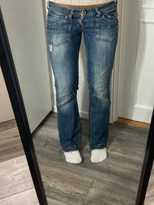Lågmidjade utsvängda jeans  - Jätte fina jeans som är vintage men i fint skick. Innerben: 78 cm, midja rakt över: 40 cm Kom privat för fler mått eller frågor🥰