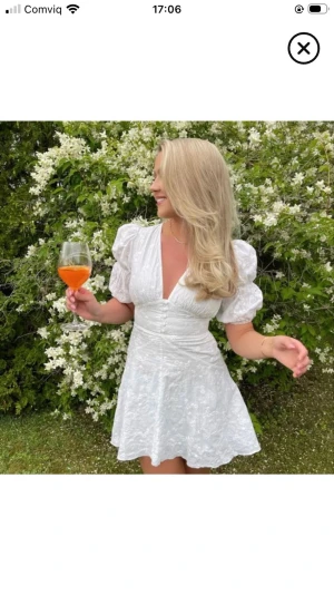 Adoore klänning - Superfin klänning från adoore i storlek 34, passar mig som är S i vanliga fall, använd 1 gång och jag kan tänka mig gå ner i pris💗