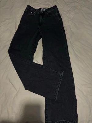 Fina svarta Jeans - Haft på mig engast en gång säljer eftersom passar ej på mig.