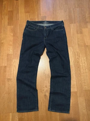 Mörkblå raka bootcut jeans från Levi's - Vintage low waist straight leg jeans with a slight bootcut fit.   Brand: Levi’s  Tagged size: 30 / 30  Waist (flat): 42cm Length: 105cm Leg opening: 22cm  More jeans available on my profile.