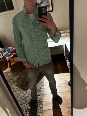 Ralph Lauren Skjorta - Snygg randig grön Ralph Lauren skjorta | Kanon skick | Modellen på bilden är 182 och väger 70 kg | P031