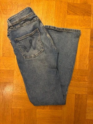 Blå jeans från Gina Tricot - Snygga blå jeans från Gina Tricot med klassisk femficksdesign och broderad bakficka. 