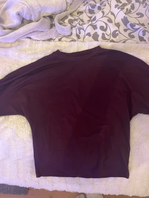 Mörkröd topp  - En enkel topp som går in i midjan i vinröd från lager 157. Endast använd en gång ❣️