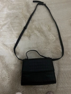 Svart liten handväska - Snygg liten handväska från Åhléns. 