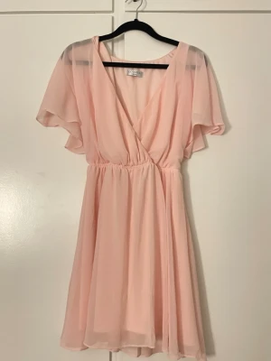 Ljusrosa omlottklänning från bubbleroom  - Mycket bra skick, inga defekter 