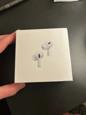 Apple AirPods Pro (2nd gen) USB-C - Säljer ett par vita Apple AirPods Pro (2nd generation) ny i förpackning. Nästan som äkta då den funkar lika bra i kvalité men även utseendemässigt