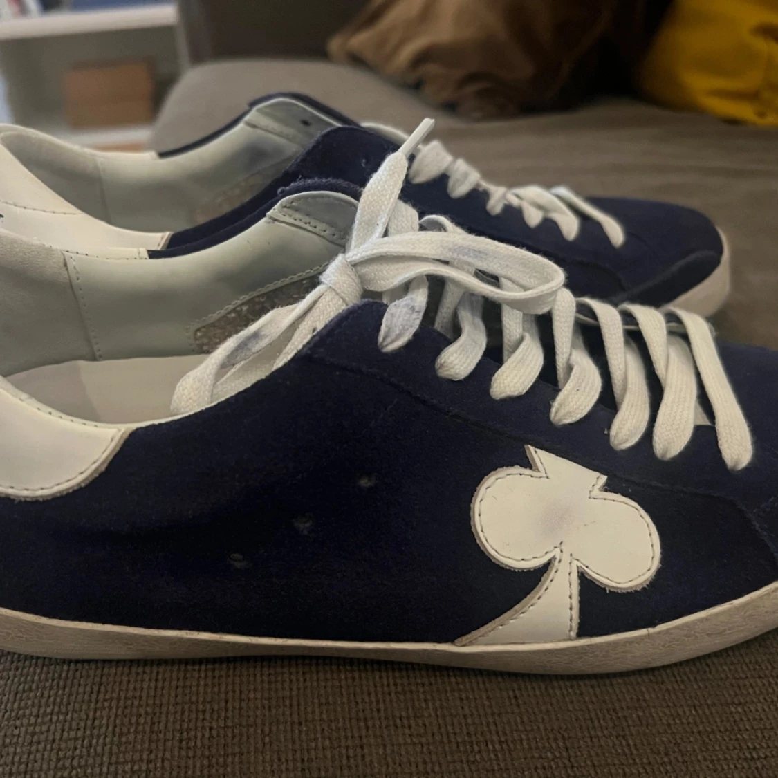 Blå-vita sneakers från The Gallerist - 1