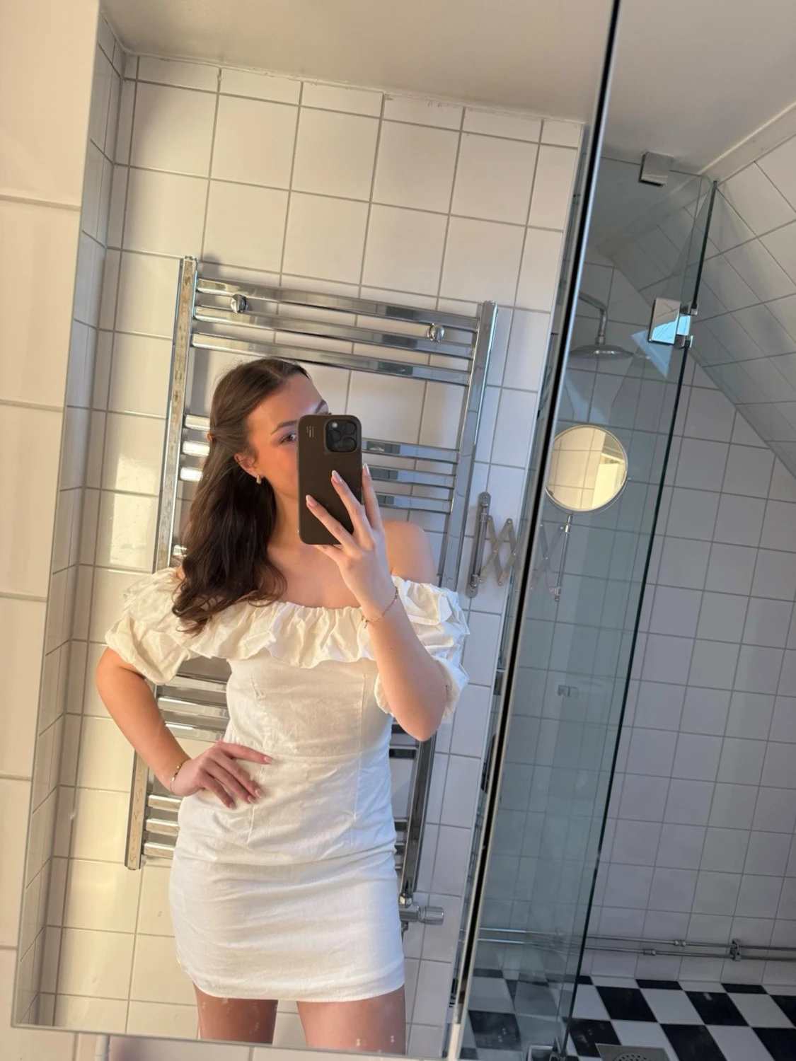 Vit offshoulder kortklänning med volang - 1