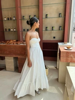 Vit långklänning med tunna axelband - Säljer denna virala populära vita klänningen från Zara. Vit, ärmlös sommarklänning med smala axelband. Klänningen har en figurnära överdel och en utsvängd kjol Perfekt för varma dagar och kvällar.  Från Zara: Strl S, men upplever den som liten i storlek, mer som XS. Helt oanvänd och ny med prislapp på. Prislappen har dock gått med finns kvar på.