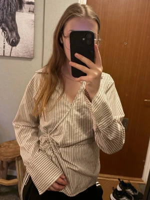 Skjorta/blus  - En fin randing skjorta/blus från GinaTricot i storlek 34. 200kr